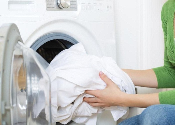 Làm sao để giặt quần áo sạch và thơm nhất bằng máy giặt 2024