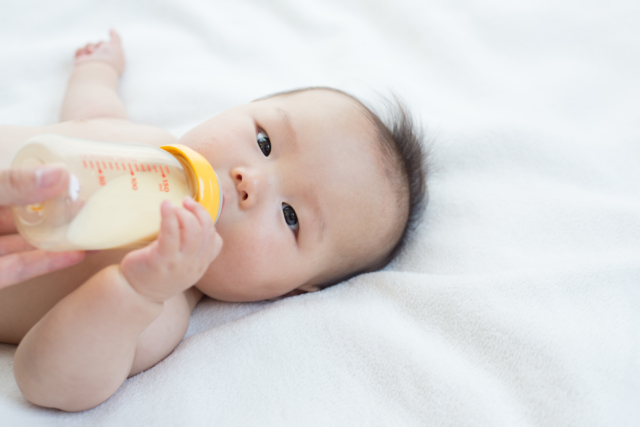 baby drinking milk e1650609090334