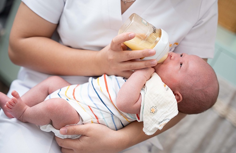 bao mau cho tre so sinh bu sua