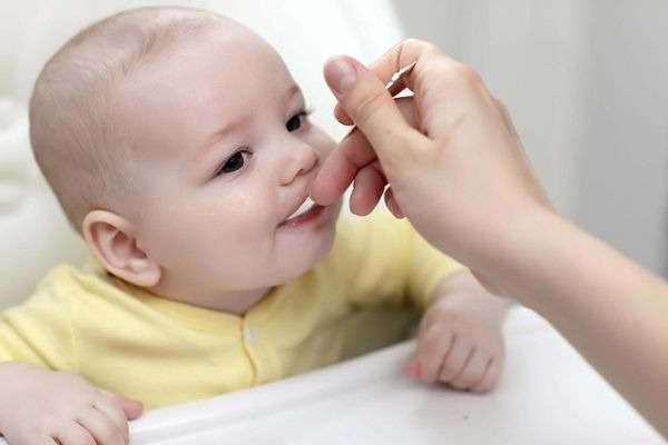 tre 4 thang tuoi lam chu phan co