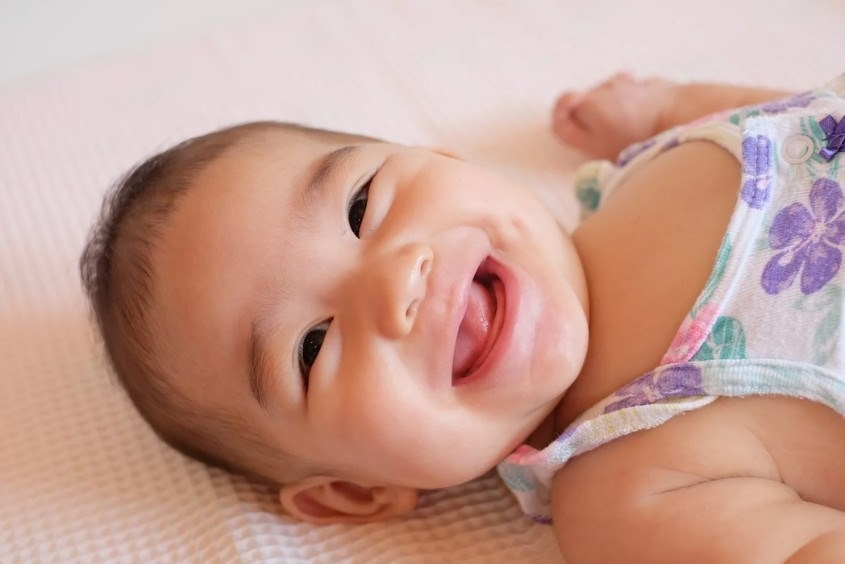 nhan biet tre 2 thang tuoi thong